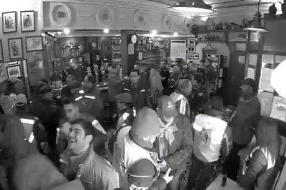 Imagen de los clientes de La Ferroviaria en la zona de la barra. - FOTO CEDIDA POR J.L. MARTÍNEZ