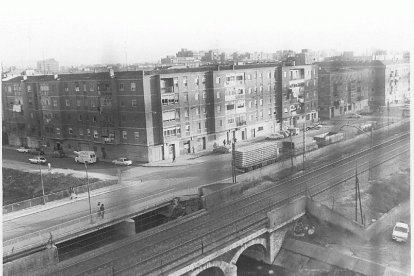 Paso de la vía del tren junto a Pajarillos en 1984. ARCHIVO MUNICIPAL