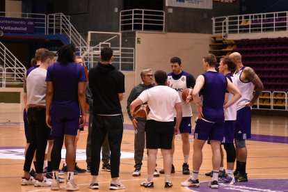 Paco garcía se dirige a sus jugadores en su primer entrenamiento. / ALBA MARTÍN / RVB