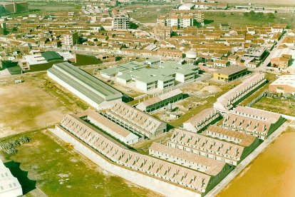 Vista aérea parcial de los Pajarillos con el IES Galileo y el desaparecido Poblado de la Esperanza en primer término en 1982. ARCHIVO MUNICIPAL