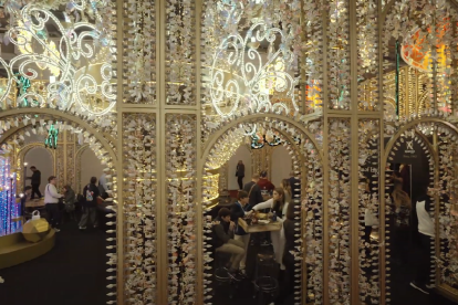 Arcos laterales del 'Palacio de la luz', la nueva decoración de la plaza de Portugalete de Valladolid durante Navidad. -ILUMINACIONES XIMÉNEZ