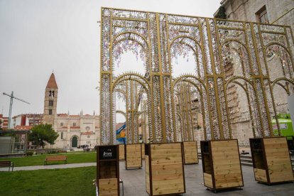 Instalación este lunes de el 'El Palacio de la luz' en la plaza de Portugalete de Valladolid. -J.M. LOSTAU