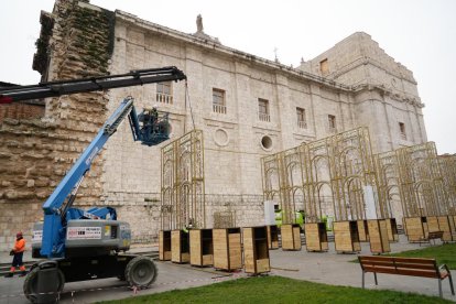 Instalación este lunes de el 'El Palacio de la luz' en la plaza de Portugalete de Valladolid. -J.M. LOSTAU