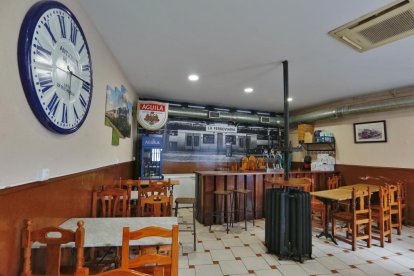 Interior del bar La Ferroviaria, que cumple 120 años . - PHOTOGENIC
