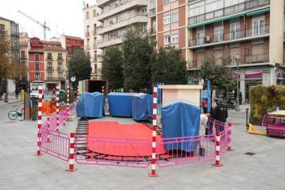 Instalación este lunes de el 'El Palacio de la luz' en la plaza de Portugalete de Valladolid. -J.M. LOSTAU