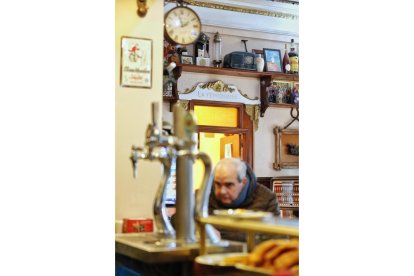 Un cliente del bar La Ferroviaria. - PHOTOGENIC