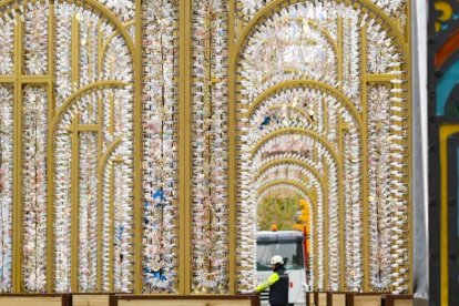 Instalación este lunes de el 'El Palacio de la luz' en la plaza de Portugalete de Valladolid. -J.M. LOSTAU
