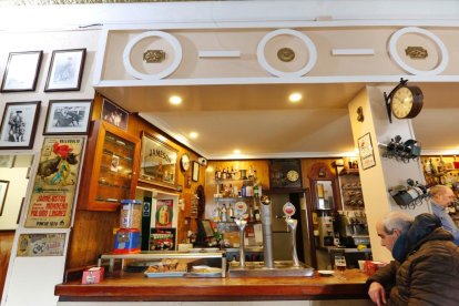 Barra del bar La Ferroviaria, que cumple 120 años . - PHOTOGENIC