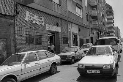 Centro de Salud de la calle Tórtola con una pancarta reivindicativa en 1990. J. M. LOSTAU