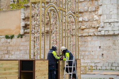 Instalación este lunes de el 'El Palacio de la luz' en la plaza de Portugalete de Valladolid. -J.M. LOSTAU