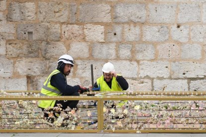 Instalación este lunes de el 'El Palacio de la luz' en la plaza de Portugalete de Valladolid. -J.M. LOSTAU