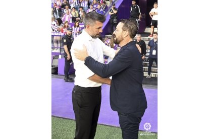 Bordalás y Pezzolano se saludan al inicio del encuentro. / LA LIGA