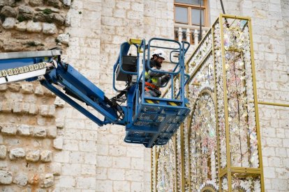 Instalación este lunes de el 'El Palacio de la luz' en la plaza de Portugalete de Valladolid. -J.M. LOSTAU
