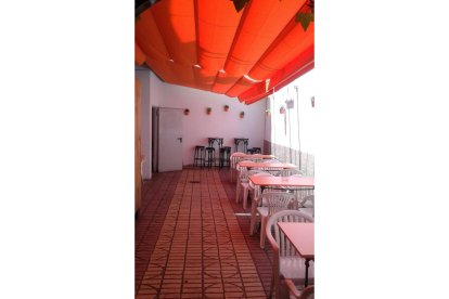 Uno de los patios del bar La Ferroviaria. - E.M.