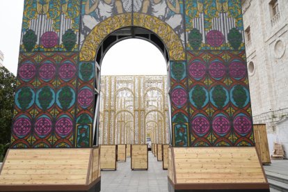 Instalación este lunes de el 'El Palacio de la luz' en la plaza de Portugalete de Valladolid. -J.M. LOSTAU