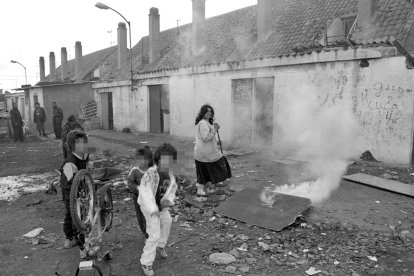 Humo de una hoguera en el desaparecido poblado de la Esperanza en 1994. J. M. LOSTAU