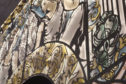 Vista de los dos ángeles de la entrada principal del 'Palacio de la luz', la nueva decoración de la plaza de Portugalete de Valladolid durante Navidad. -ILUMINACIONES XIMÉNEZ