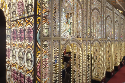 Exterior del 'Palacio de la luz', la nueva decoración de la plaza de Portugalete de Valladolid durante Navidad. -ILUMINACIONES XIMÉNEZ