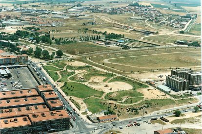 Cruce del Paseo de Juan Carlos I con Páramo de San Isidro. A la izquierda, antiguo Mercado Central Mayorista. En el centro, parque Fuente de la Salud casi recién acondicionado, junto a la Comandancia de la Guardia Civil. Arriba, centro deportivo militar San Isidro. Al fondo a la derecha, barrio de Las Flores. Año 1993. ARCHIVO MUNICIPAL