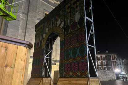 Instalación en la noche de este sábado de las luces y el decorado navideño en la plaza de Portugalete de Valladolid. -E.M.