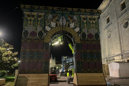 Instalación en la noche de este sábado de las luces y el decorado navideño en la plaza de Portugalete de Valladolid. -E.M.