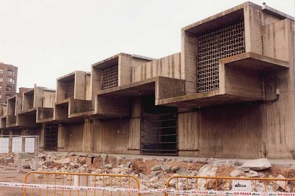 Comienza el derribo del antiguo Mercado Central de Pajarillos para edificar un complejo de servicios para el barrio. En la foto, vista lateral de la nave rodeada de escombros. Año 1998. ARCHIVO MUNICIPAL