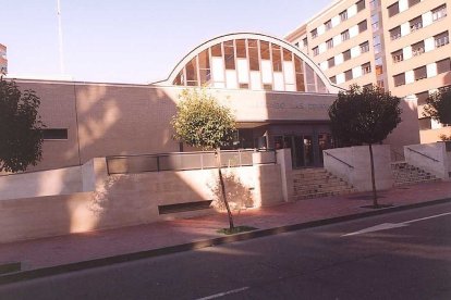 Inauguración del nuevo Mercado de Delicias, un edificio con 37 puestos dotado de modernas instalaciones. Vista de la fachada en 2002. ARCHIVO MUNICIPAL