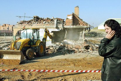 Derribo de la última vivienda del poblado de La Esperanza en una imagen tomada el 17 de enero de 2003. RUBÉN CACHO / ICAL