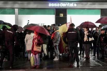 Quinto día de concentración en la sede del PSOE de Valladolid contra la amnistía.-ICAL