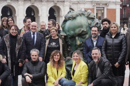 El alcalde Jesús Julio Carnero con los artistas locales que participarán en la gala de los Goya de Valladolid.-ICAL