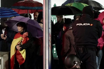 Quinto día de concentración en la sede del PSOE de Valladolid contra la amnistía.-ICAL