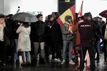 Quinto día de concentración en la sede del PSOE de Valladolid contra la amnistía.-ICAL