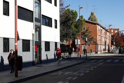Calle Cigüeña. Edificios rehabilitados y sin rehabilitar, una imagen en la que se aprecia la diferencia de fachadas. J. M. LOSTAU