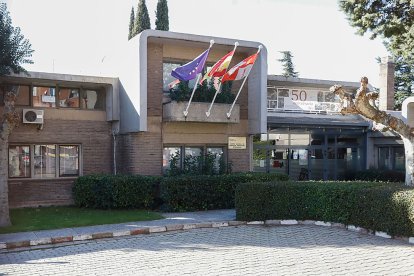 Centro Nacional de Formación Profesional Ocupacional en la calle Villabáñez con Juan Carlos I. J. M. LOSTAU