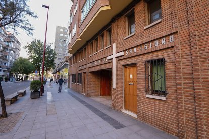 Parroquia de San Isidro en la calle Cigüeña. J. M. LOSTAU