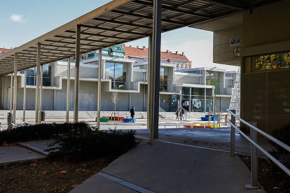 Antiguo Mercado Central. Plaza de José Antonio Valverde, con el nuevo centro cívico, el centro de salud, el centro de mayores y la piscina municipal. J. M. LOSTAU