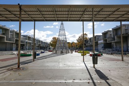 Antiguo Mercado Central. Plaza de José Antonio Valverde, con el nuevo centro cívico, el centro de salud, el centro de mayores y la piscina municipal. J. M. LOSTAU