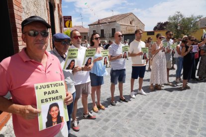 Concentración en Traspinedo en recuerdo de Esther López. -J.M. LOSTAU