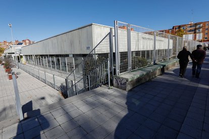 Antiguo Mercado Central. Plaza de José Antonio Valverde, con el nuevo centro cívico, el centro de salud, el centro de mayores y la piscina municipal. J. M. LOSTAU