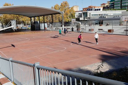 Antiguo Mercado Central, con el nuevo centro cívico, el centro de salud, el centro de mayores y la piscina municipal. J. M. LOSTAU