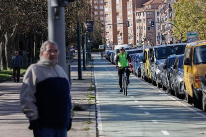 Carril bici en el Paseo de Juan Carlos I. J. M. LOSTAU