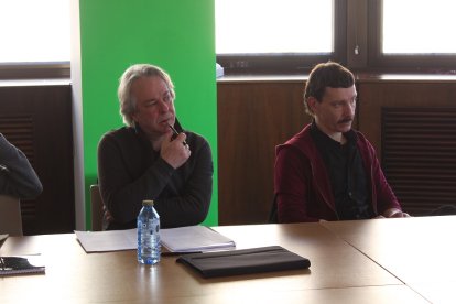 Carlos Pinedo, a la izquierda, trabajando sobre el texto. | JORGE DE LA CRUZ