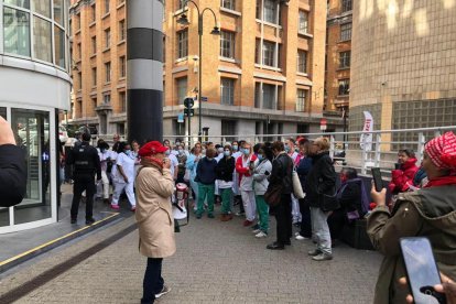 Concentración delante del Hospital Saint-Pierre de Bruselas en recuerdo de Teresa. -SUDINFO