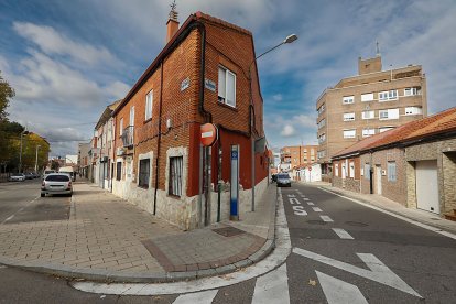 Calle de Villabáñez con Camino Viejo del Polvorín. J. M. LOSTAU