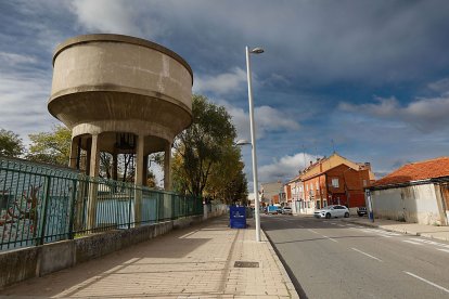 Calle de Villabáñez con su emblemático depósito de agua. J. M. LOSTAU