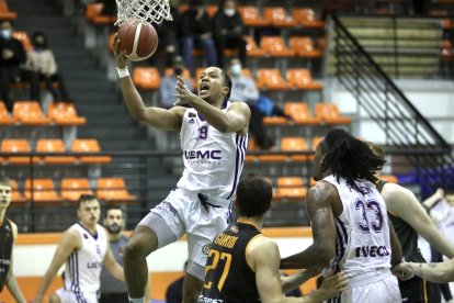Partido disputado entre el Juaristi y el Real Valladolid Baloncesto. / LOF