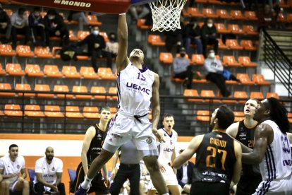 Partido disputado entre el Juaristi y el Real Valladolid Baloncesto. / LOF