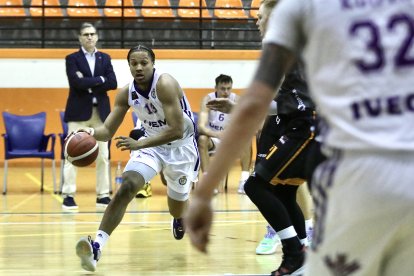 Partido disputado entre el Juaristi y el Real Valladolid Baloncesto. / LOF