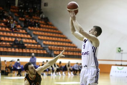 Partido disputado entre el Juaristi y el Real Valladolid Baloncesto. / LOF
