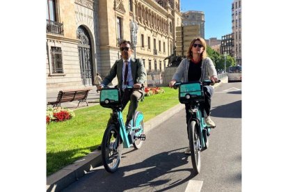 Llegada de Teresa Ribera en Biki a la Cumbre de Medio Ambiente en Valladolid. -@TERESARIBERA